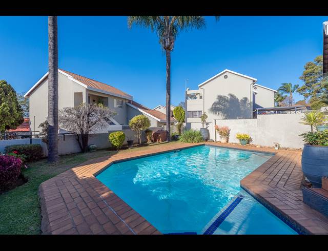 2 BEDROOM APARTMENT FOR SALE IN CONSTANTIA KLOOF